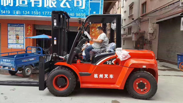 杭州叉车丨你以为叉车润滑油，就只是用来润滑？