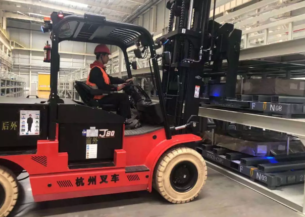 又一批!因为质量真的很好,杭叉的电动叉车卖的很火爆! 又一批!因为质量真的很好,杭叉的电动叉车卖的很火爆!